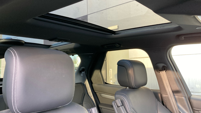 Land Rover Discovery 3.0 D300 Dynamic SE 5dr Auto Diesel Station Wagon